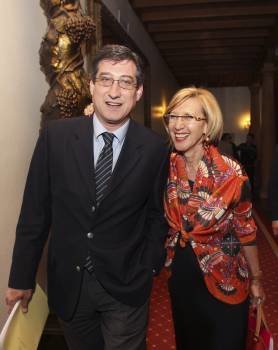 Ignacio Prendes y Rosa Díez, tras la rueda de prensa que ofrecieron en Oviedo. (Foto: J.L. CEREIJIDO)