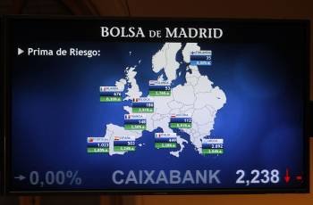Panel de la Bolsa de Madrid con la prima de riesgo de varios países europeos. (Foto: FERNANDO ALVARADO)