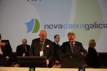 Mauro Varela y Julio Fernández Gayoso, en la asamblea de Novacaixagalicia. (Foto: ARCHIVO)