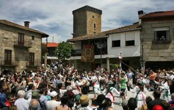 Os grupos de baile e música tradicional -na imaxe na praza da rúa da Igrexa- conquistaron ós visitantes da 'XI Romería Etnográfica Raigame' celebrada onte en Vilanova. (Foto: MARCOS ATRIO)