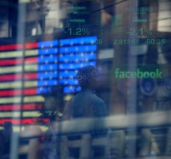 El logo de Facebook es visto en una pantalla hoy, jueves 17 de mayo de 2012, en la sede de NASDAQ en el sector de Times Square en Nueva York. Foto: EFE/ANDREW GOMBERT