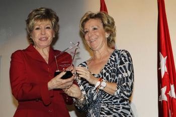La presidenta regional, Esperanza Aguirre (d), entrega a la actriz Laura Valenzuela el premio a 'Toda una vida de cine' de 2012.