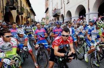 Los ciclistas guardan un minuto de silencio por las víctimas del atentado perpetrado contra el instituto femenino Francesca Morvillo Falcone de la localidad italiana de Brindisi  (Foto: EFE)
