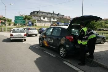 Los agentes de Extranjería verificando la identidad de un conductor en el paso de Feces de Abaixo. (Foto: MARCOS ATRIO)