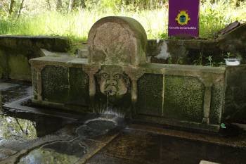 Fuente termal de 'O Bañiño', ubicada junto al río Arenteiro, en la parroquia de Arcos. (Foto: JAINER BARROS)
