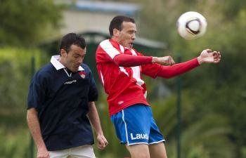 El ourensano Borja Yebra disputa la pelota con un rival del Laudio. (Foto: Noticias de Álava)