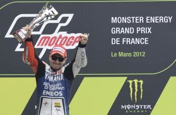 El español Jorge Lorenzo (Yamaha), celebra en el podio su victoria en el Gran Premio de Francia de MotoGP en el circuito de Le Mans (Francia) (Foto: EFE)
