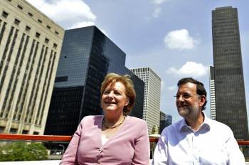 Angela Merkel y Mariano Rajoy durante su paseo en barco en Chicago. (Foto: DIEGO CRESPO)