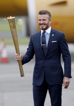 David Beckham, recién llegado de Atenas, porta la antorcha olímpica