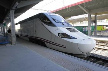 El tren híbrido S-730, en una imagen del pasado septiembre, cuando estuvo en Ourense en pruebas. 