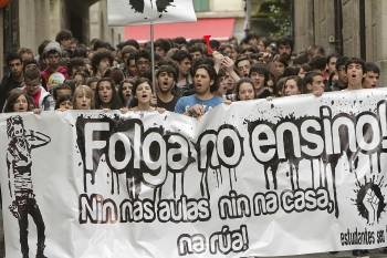 Cabecera de la manifestación del colectivo 'Estudantes Sen Futuro'.  (Foto: MIGUEL ÁNGEL)