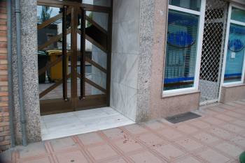 El autor de la rotura de un cristal en la Avenida Eulogio Fernández dejó un reguero de sangre. (Foto: LUIS BLANCO)