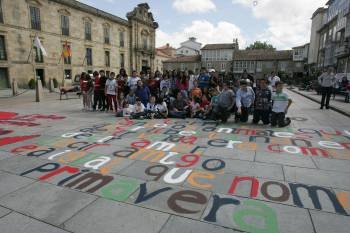 Los participantes en la elaboración del mural en la Praza Maior de Celanova. (Foto: MARCOS ATRIO)