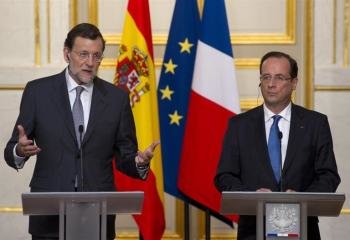 El presidente del Gobierno español, Mariano Rajoy, y el presidente francés, François Hollande, hablan en rueda de prensa conjunta tras su reunión en el Palacio del Elíseo de París. Foto: EFE/CHRISTOPHE KARABA