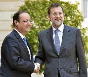 Mariano Rajoy, en el momento de ser recibido en el Palacio del Elíseo por el presidente francés, François Hollande. Foto: EFE/Diego Crespo