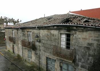 La mayoría de los edificios en estado de ruina se concentran en el caso histórico, como la plaza de Rubí. (Foto: MARCOS ATRIO)