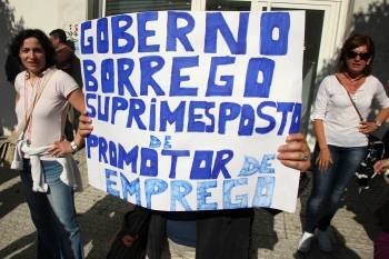 Concentración de protesta de promotores de empleo a las puertas del Parlamento gallego. (Foto: VICENTE PERNÍA)