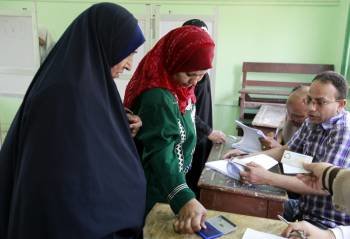 Una mujer se registra para votar durante las elecciones presidenciales en el El Cairo. (Foto: ANDRE PAIN)