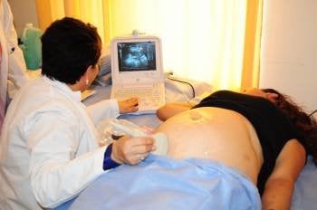 Una mujer embarazada se somete a una ecografía en una clínica. (Foto: ARCHIVO)