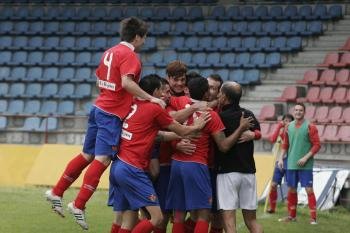 Los jugadores del Ourense celebran junto a la grada de Tribuna el gol de la victoria ante el Villalbés (Foto: Xesús Fariñas)