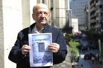José González muestra una copia de la fotografía encontrada entre viejos papeles. (Foto: MARTIÑO PINAL)