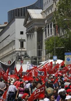 Los sindicatos se manifestaron en el exterior del Congreso contra la reforma laboral. (Foto: KOTE RODRIGO.)
