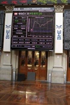 Panel del principal indicador de la bolsa española, el IBEX 35 (Foto: EFE)
