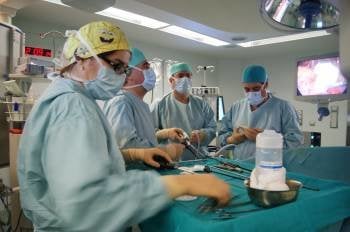 Un cirujano revisa el instrumental en un quirófano del CHUO.