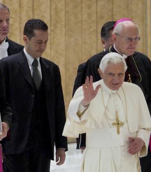 El detenido, Paolo Gabriele (izquierda), al lado papa Benedicto XVI en una imagen del pasado febrero. (Foto: CLAUDIO PERI)