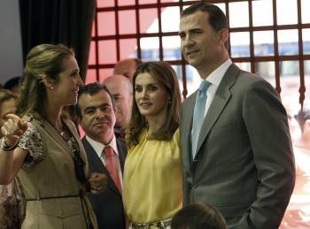 La infanta Elena, con los príncipes de Asturias, ayer en el Retiro. (Foto: ZIPI)