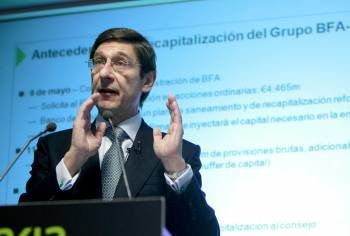 Gorigolzarri, durante su comparecencia ante la prensa para explicar el plan de saneamiento de Bankia. (Foto: ZIPI)