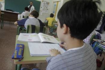 Un grupo de menores asiste a clases en un colegio de Ourense. (Foto: M. ÁNGEL)