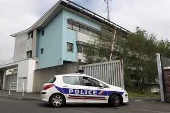 Un coche de la policía francesa entra hoy, lunes 28 de mayo, en la comisaría de Bayona (Foto: EFE)