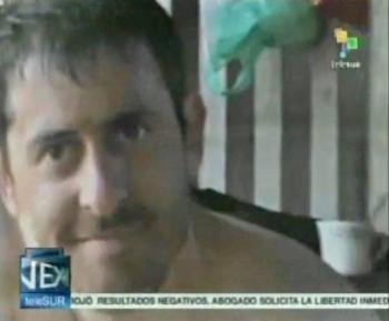 2.- Captura de video tomada de las imágenes difundidas hoy, lunes 28 de mayo de 2012, por el canal internacional Telesur, con sede en Caracas, en las que se ve al periodista francés Romeo Langlois (Foto: EFE)