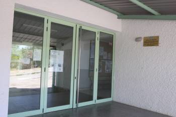 Entrada al colegio Virxe dos Remedios, en Castro Caldelas. (Foto: XESÚS FARIÑAS)