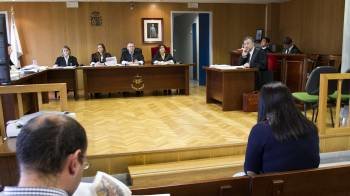 La acusada, sentada en el baquillo, durante el juicio desarrollado en Vigo. (Foto: SALVADOR SAS)
