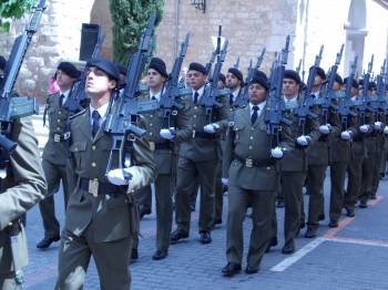 Un grupo de militares españoles desfila en un acto de jura de bandera. (Foto: ARCHIVO)