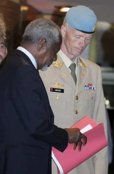 Kofi Annan conversa con el general Robert Mood, de la misión de la ONU. (Foto: YOUSSEF BADAWI)