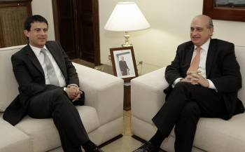El ministro del Interior Jorge Fernández Díaz, conversa con su homólogo francés Manuel Valls. (Foto: S. BARRENECHEA)