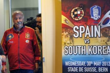 El seleccionador español de fútbol, Vicente del Bosque, llega a la rueda de prensa. (Foto: JUAN CARLOS CARDENAS)