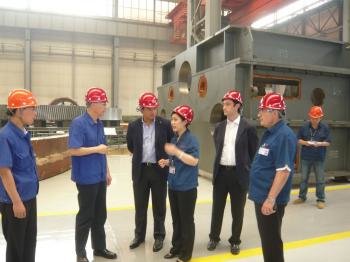 Visita del conselleiro de Industria a las instalaciones de Citic en Luoyang, ayer. 