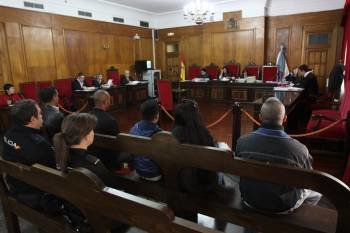 Darío, Manzueta, Fuentes, Wilfrido y García, custodiados por agentes en el juicio, en la Audiencia. (Foto: X. FARIÑAS)
