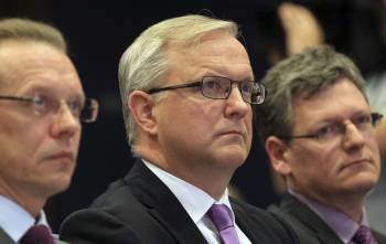 Olli Rehn, (en el centro), responsable de Asuntos Económicos de la Comisi´no Europea. (Foto: OLIVIER HOSLET)