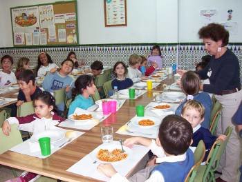 Los alumnos de un colegio comen en el comedor escolar. (Foto: ARCHIVO)