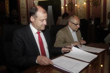 Salustiano Mato y Francisco Rodríguez firman el convenio en el salón de plenos del Concello. (Foto: MIGUEL ÁNGEL)