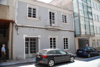 Edificio que ocuparon las antiguas oficinas de Unión Fenosa, en el centro de la villa barquense. (Foto: LUIS BLANCO)