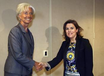 Christine Lagarde y Sáenz de Santamaría, poco antes de su encuentro en Washington.  (Foto: JUANJO MARTÍN)