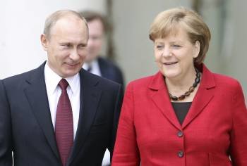 La canciller alemana Angela Merkel y el presidente ruso Vladimir Putin. (Foto: KAY NIETFELD)