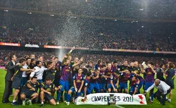 Los jugadores del Barcelona celebran la de 2011.