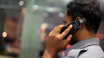 Un hombre habla por su teléfono móvil. (Foto: ARCHIVO)